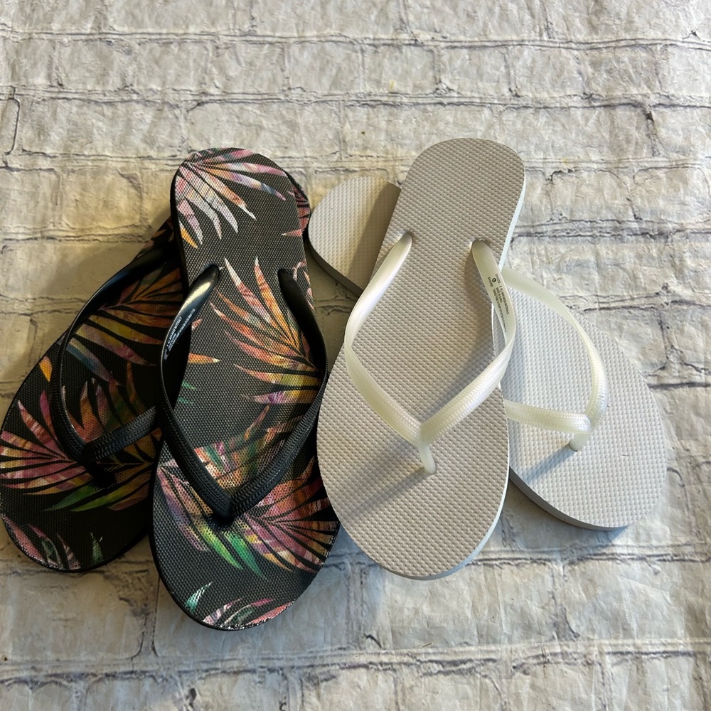 SHADE & SHORE LOT OF (2) WOMEN’S FLIP FLOPS BLACK AND WHITE SIZE 8 (TARGET)